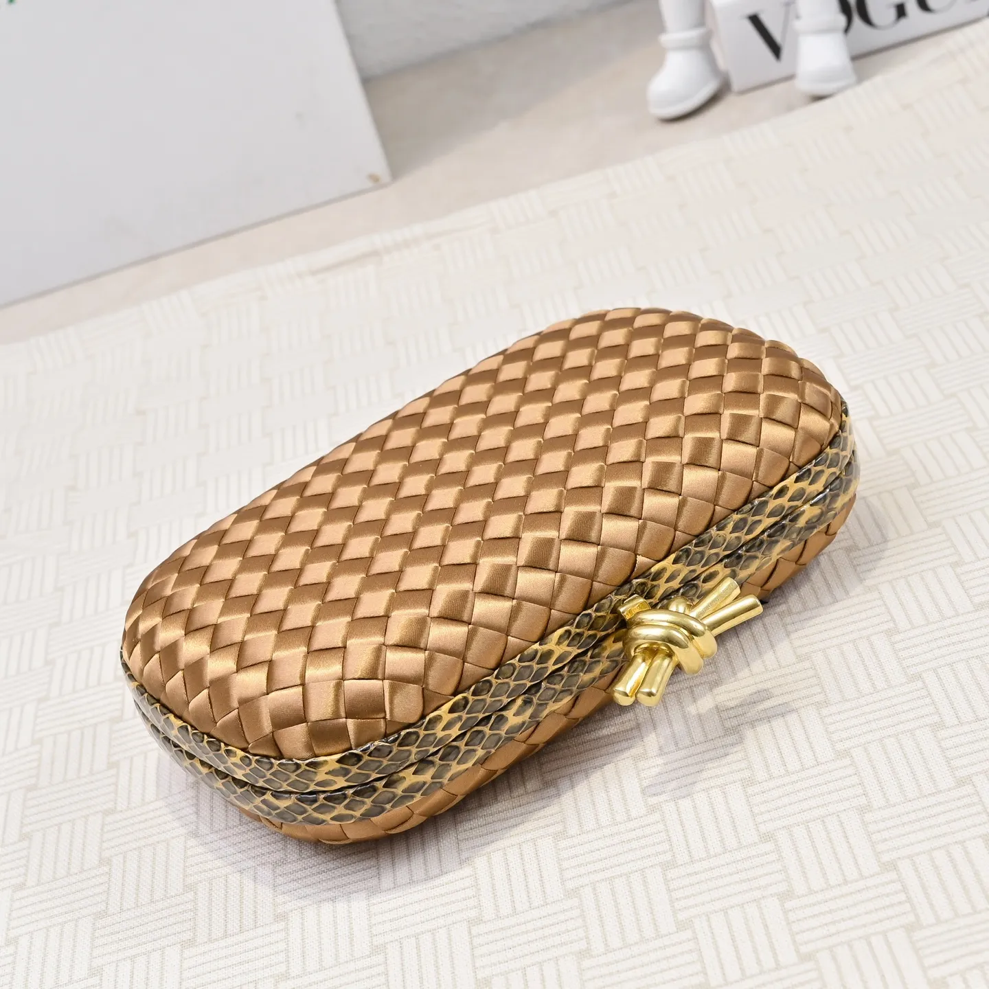 Batch 1460 #BV Knot woven evening bag series ~ Each bag reveals exquisite elegance💫Iconic classic silk weaving➕snake skin trimming with knot buckle, soft and delicate feel. The design is small and exquisite, low-key without logo, elegant and elegant. Paired with evening dress or cheongsam, it has the atmosphere of a famous and wealthy lady. Full of aura and invincible texture💃 Model: 7622 Dimensions: 20x12x5.5